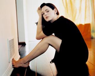 Rose McGowan feet photo thumbnail