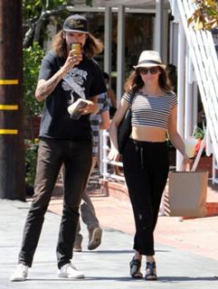 Rose McGowan feet photo thumbnail