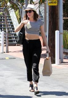 Rose McGowan feet photo thumbnail
