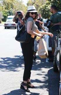 Rose McGowan feet photo thumbnail