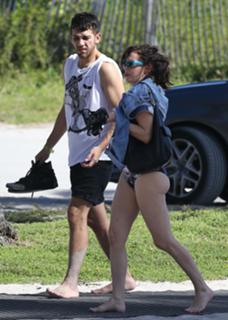 Rose McGowan feet photo thumbnail