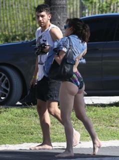 Rose McGowan feet photo thumbnail