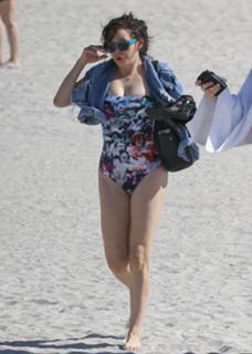 Rose McGowan feet photo thumbnail