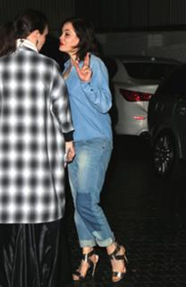Rose McGowan feet photo thumbnail