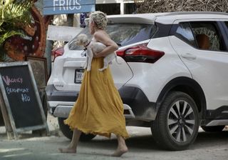 Rose McGowan feet photo thumbnail