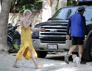 Rose McGowan feet photo thumbnail