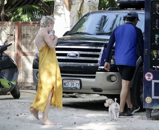 Rose McGowan feet photo thumbnail