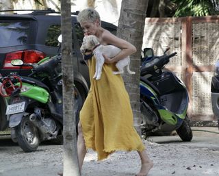 Rose McGowan feet photo thumbnail