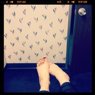 Rose McGowan feet photo thumbnail