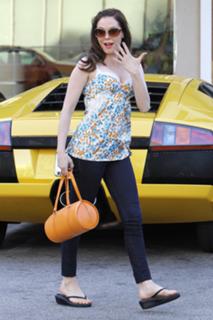 Rose McGowan feet photo thumbnail