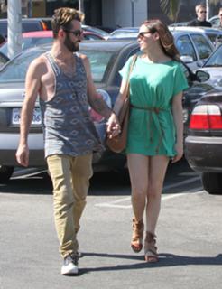 Rose McGowan feet photo thumbnail