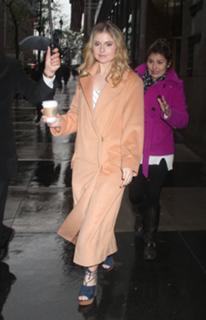 Rose McIver feet photo thumbnail