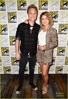 Rose McIver feet photo thumbnail