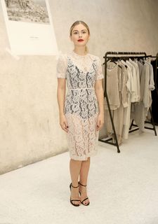 Rose McIver feet photo thumbnail
