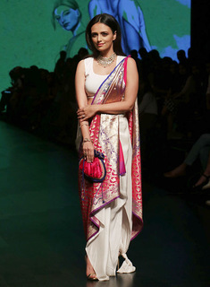 Roshni Chopra feet photo 1