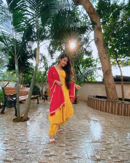 Roshni Walia feet photo 9
