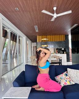 Roshni Walia feet photo 9
