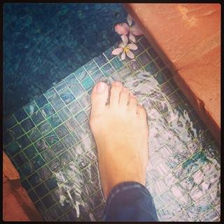Rosie Huntington-Whiteley feet photo thumbnail