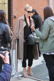 Rosie Huntington-Whiteley feet photo thumbnail