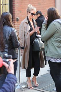 Rosie Huntington-Whiteley feet photo thumbnail