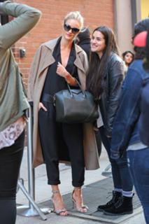 Rosie Huntington-Whiteley feet photo thumbnail