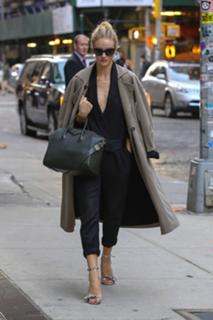 Rosie Huntington-Whiteley feet photo thumbnail