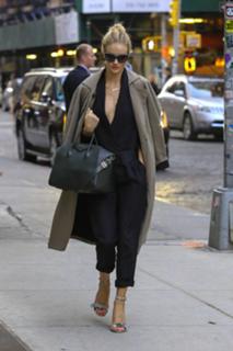 Rosie Huntington-Whiteley feet photo thumbnail