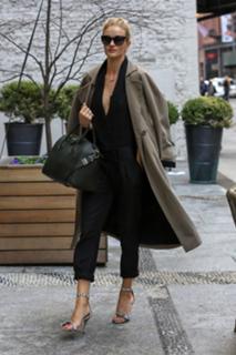 Rosie Huntington-Whiteley feet photo thumbnail