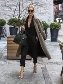 Rosie Huntington-Whiteley feet photo thumbnail