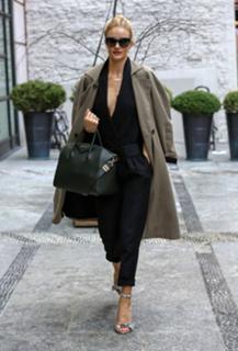 Rosie Huntington-Whiteley feet photo thumbnail