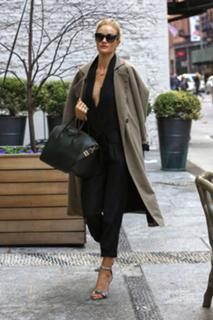 Rosie Huntington-Whiteley feet photo thumbnail