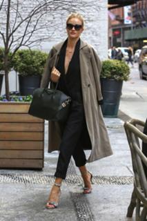 Rosie Huntington-Whiteley feet photo thumbnail