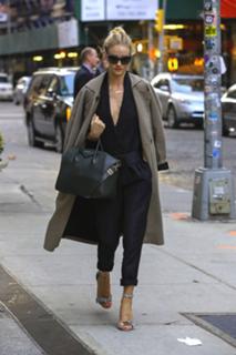 Rosie Huntington-Whiteley feet photo thumbnail