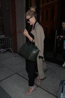 Rosie Huntington-Whiteley feet photo thumbnail