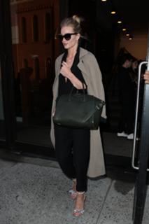 Rosie Huntington-Whiteley feet photo thumbnail