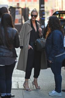 Rosie Huntington-Whiteley feet photo thumbnail