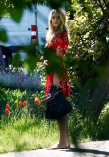 Rosie Huntington-Whiteley feet photo thumbnail