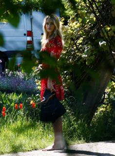 Rosie Huntington-Whiteley feet photo thumbnail