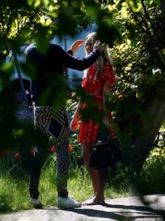 Rosie Huntington-Whiteley feet photo thumbnail