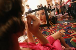 Rosie Huntington-Whiteley feet photo thumbnail