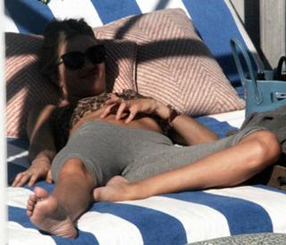 Rosie Huntington-Whiteley feet photo thumbnail