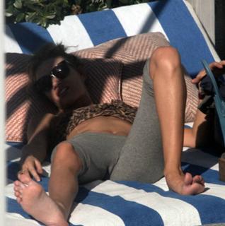 Rosie Huntington-Whiteley feet photo thumbnail