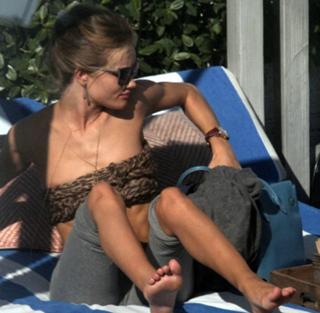 Rosie Huntington-Whiteley feet photo thumbnail