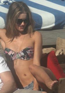 Rosie Huntington-Whiteley feet photo thumbnail