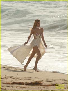 Rosie Huntington-Whiteley feet photo thumbnail