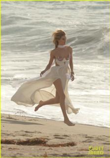 Rosie Huntington-Whiteley feet photo thumbnail