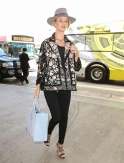 Rosie Huntington-Whiteley feet photo thumbnail