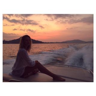 Rosie Huntington-Whiteley feet photo thumbnail