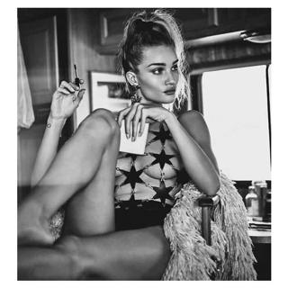 Rosie Huntington-Whiteley feet photo thumbnail