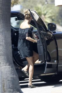 Rosie Huntington-Whiteley feet photo thumbnail